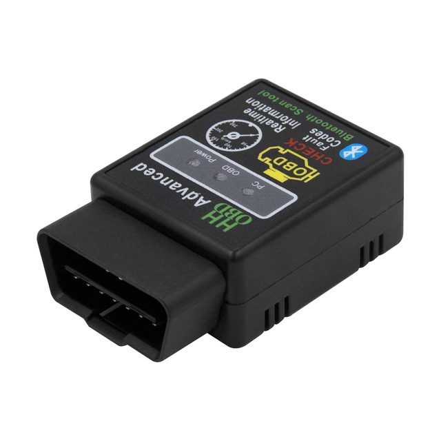 Adaptador ELM327 Bluetooth negro visto en ángulo, con el conector OBD2 de 16 pines en primer plano