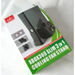 Vista lateral del stand 3 en 1 para Xbox 360 Slim con mandos