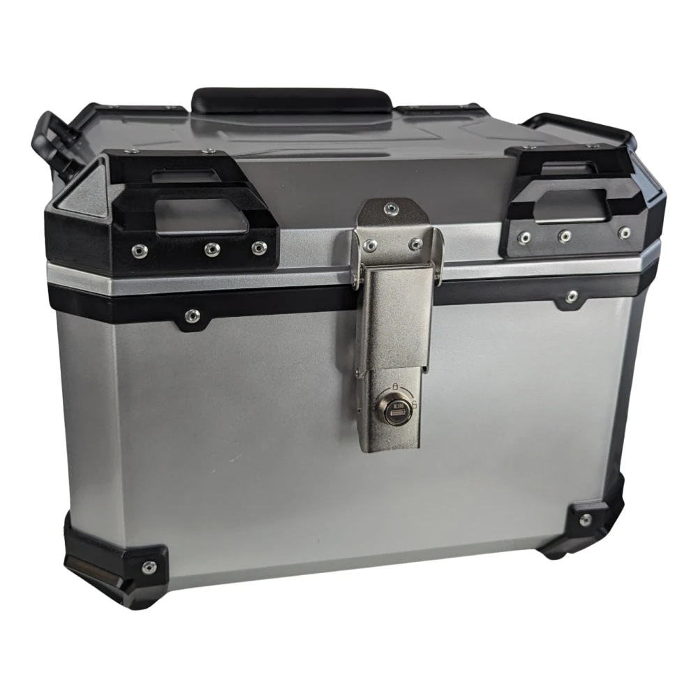 Vista frontal del baúl universal moto 45L plata con cerradura y reflectantes