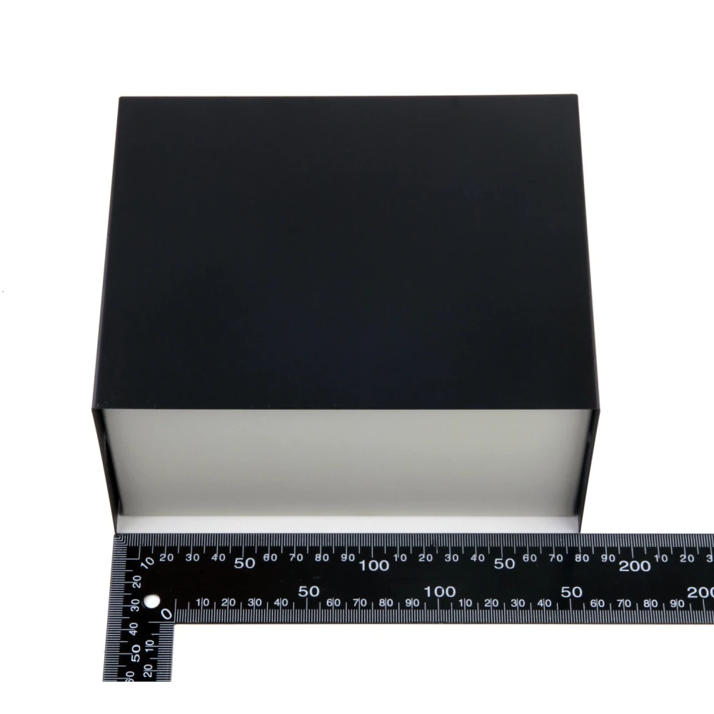 Caja metálica para proyectos 180x145x90mm en uso con componentes electrónicos