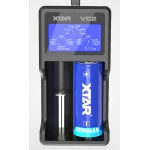 Cargador XTAR VC2 conectado a adaptador USB para carga