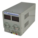 Detalle del display digital LED de la fuente Mlink APS3005S