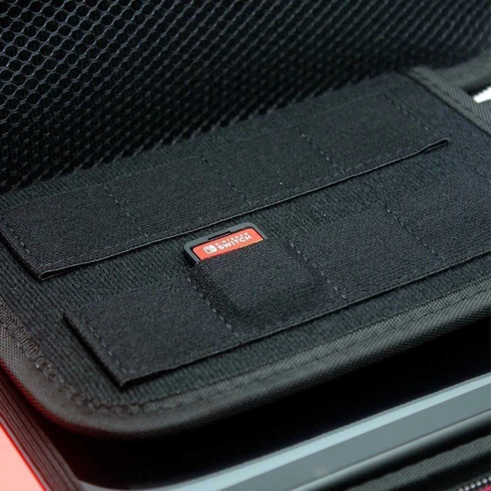 Vista interior de la funda para Nintendo Switch mostrando almacenamiento