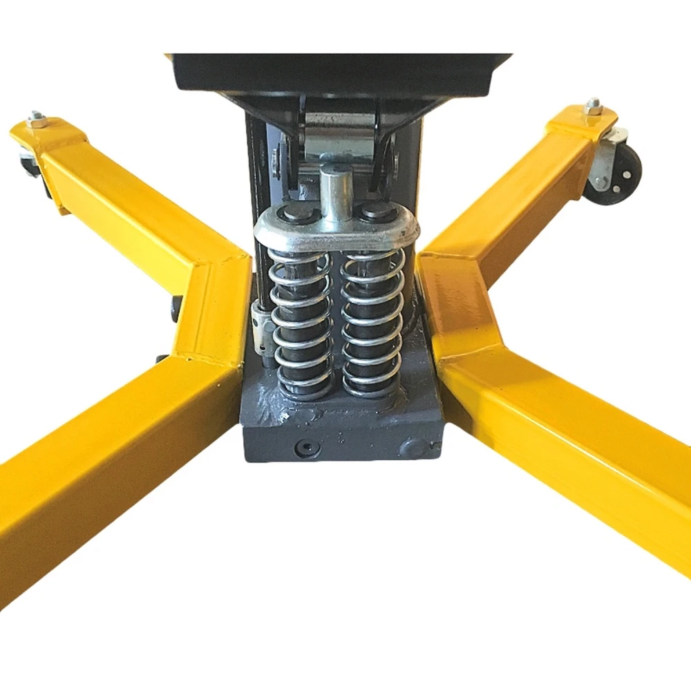 Detalle del gato hidráulico vertical 0,5 toneladas en uso en garaje