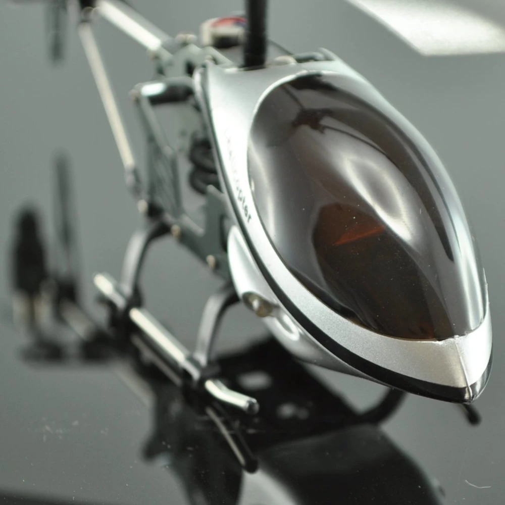 Detalle del fuselaje metálico del I-Helicoptero 3.5 canales con giroscopio