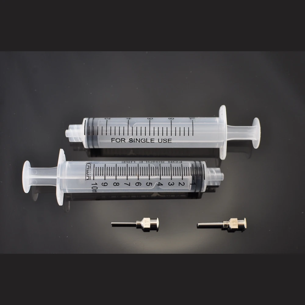 Set de jeringuillas y agujas para flux y pasta de soldar en primer plano