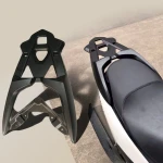 Detalle del soporte portaequipaje para Yamaha NMAX125