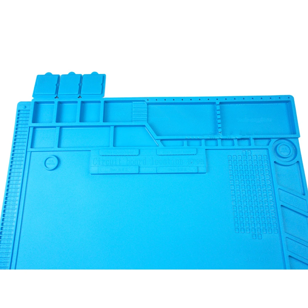 Detalle del tapete de silicona azul con zonas para herramientas y piezas magnéticas